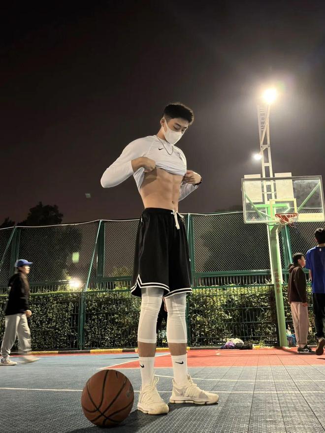体育生腹肌(体育生腹肌照片不像网图)
